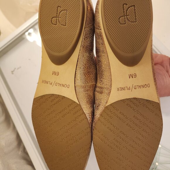 Donald Pliner Bronze Leather Flats. NIB. Size 6 - Picture 7 of 9